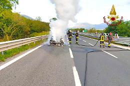 Auto in fiamme sulla A16, salvi i due occupanti