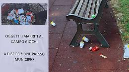 Al parco spunta un cartello ironico contro l'abbandono dei rifiuti