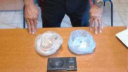 Getta 40 grammi di cocaina ed eroina per scappare dai carabinieri, è caccia