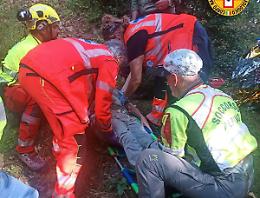 Malore mentre va a funghi, 78enne salvato dall'amico che chiama i soccorsi