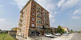 Pistola in pugno e volto mascherato, rapinata una ultraottantenne nel suo appartamento