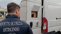Con il flessibile tagliano il portellone del furgone, via 10 scatoloni di sigarette