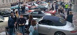 Una domenica in marcia, e sfilano le auto storiche