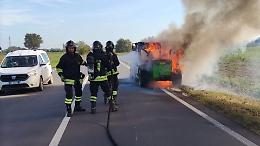 Mezzo agricolo a fuoco fuori dal paese