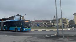 Pali della luce via dal marciapiede