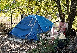 Vive in una tenda: «Non è abbandonata, le diamo una mano»