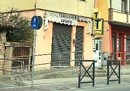 Truffa il tabaccaio, lo investe con l&rsquo;auto e fugge