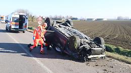 Scontro tra due auto sulla Sabbionetana, una finisce ribaltata