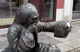 Raid vandalico, via il violino alla statua di Stradivari