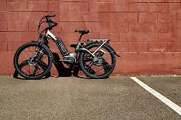 Lascia la bici elettrica slegata, ma il ladro è lesto: inchiodato dalle telecamere