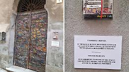 Il portone di Chiamami con il tuo nome coperto da scritte, gli inquilini: «Ora basta»
