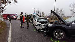 Frontale fra due auto, traffico in tilt