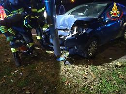 Con l'auto si schianta contro un palo: 58enne in codice rosso all'ospedale