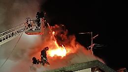 Fiamme dalla canna fumaria, il rogo si propaga nella villetta: tre persone in fuga