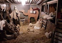 Natale sfregiato: «Via le luci del presepe»