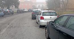 Sosta selvaggia: &laquo;Parcheggiare in divieto? Qui ormai &egrave; la normalit&agrave;&raquo;