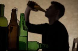 Abuso di alcolici, cinque malori: cresce l’allarme tra i giovani