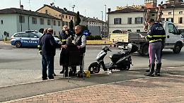 Urtata da un furgone, si spaventa e cade dallo scooter