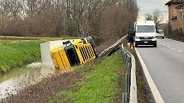 Camion esce di strada e finisce nel fossato