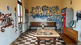 Raid vandalico in stazione: sala d'attesa completamente imbrattata
