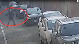 Sassate contro le auto in sosta, il balordo ripreso in video