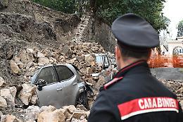 Crolla muro tufo su auto in sosta a Trastevere, nessun ferito