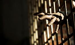 In cella per abusi e sui social lo difendono