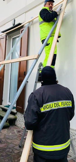 Il vento forte danneggia il tetto di una casa, pronto intervento del Comune