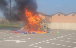 Il carico prende fuoco, camion salvo