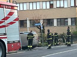 Auto si ribalta alla rotatoria