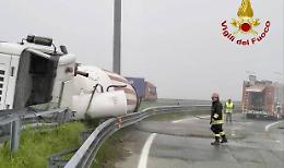 Betoniera si ribalta sulla tangenziale e sversa cemento in strada