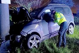 Scuolabus contro auto e fuori strada da brividi