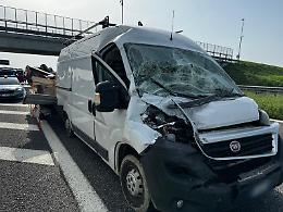 Schianto fra due furgoni e un mezzo pesante: due feriti