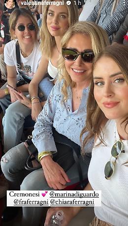 Chiara Ferragni si rilassa allo stadio con i figli