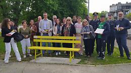 Panchina gialla davanti all'ex tribunale: &laquo;Presidio contro il bullismo&raquo;