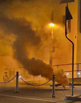 Fumogeno lanciato in piazza: incastrati
