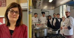  Bidella al mattino e alunna modello la sera