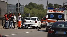 Scontro auto-moto sulla tangenziale, 17enne ferito