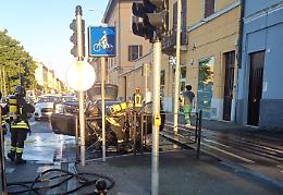 Auto in fiamme in via Dante, intervento dei vigili del fuoco