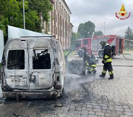 Furgone in fiamme in via 25 Aprile