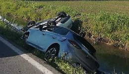 Incidente sulla Bergamina: due auto fuori strada, anziano ferito