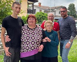 Dopo 20 anni riabbraccia i benefattori