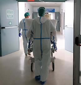 Ferito al collo con l'ombrello: si salverà