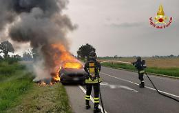 Auto in fiamme, intervento dei vigili del fuoco