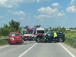 Scontro tra due auto: feriti un 24enne e un 35enne