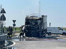 Camion prende fuoco alla rotonda, illeso il conducente