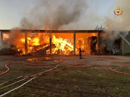 Distrutto dalle fiamme capannone: crollata parte della struttura