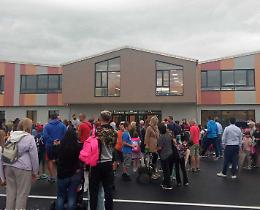 Gioia e sorrisi: i bambini inaugurano il nuovo campus