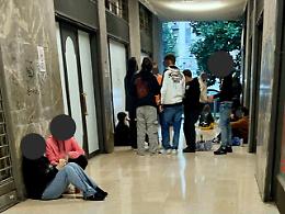 Protesta: la galleria di via Crispi diventa un'area picnic per studenti