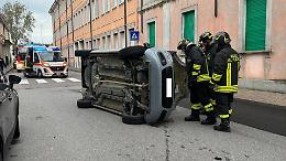 Perde il controllo dell'auto e si ribalta in mezzo alla strada